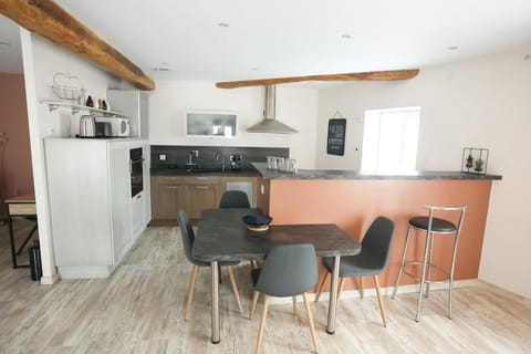 Coffee/tea facilities, Kitchen or kitchenette, Dining area, oven, toaster