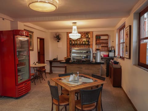 Restaurant/places to eat, Coffee/tea facilities, Living room, Food and drinks, Seating area, Food, Drinks