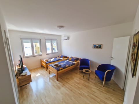 Bed, TV and multimedia, Photo of the whole room, Seating area, Bedroom, air conditioner