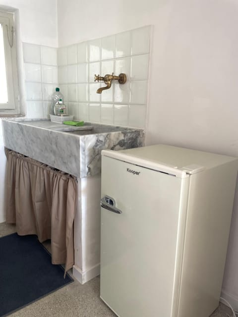 Kitchen or kitchenette, Internal: Not applicable to any particular room