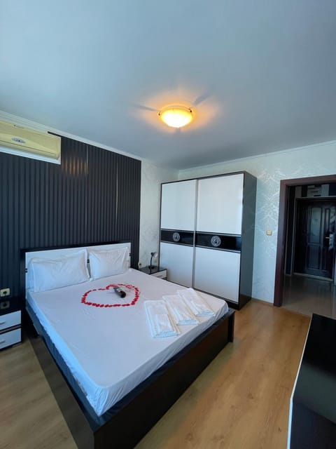 Bed, Photo of the whole room, Bedroom, air conditioner
