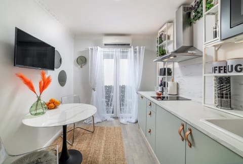 TV and multimedia, Kitchen or kitchenette, Dining area, minibar, stove