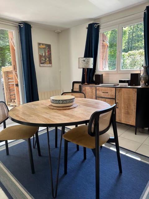 Maison dans parc privé, sports et loisirs proche golf du Coudray Montceaux Bed and Breakfast in Île-de-France