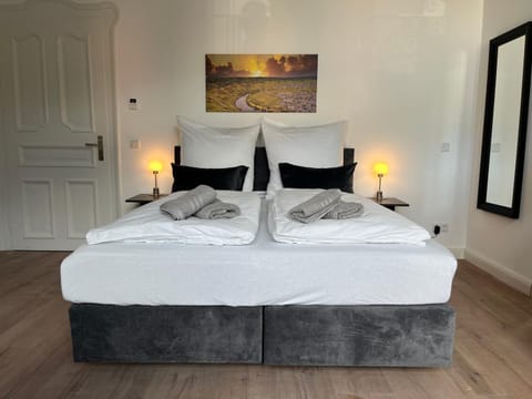 Bed, Photo of the whole room, Bedroom, towels