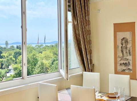 Seating area, Dining area, Sea view