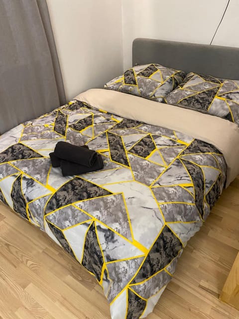 Bed, Bedroom, towels