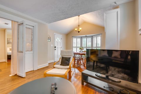 Chic Atlanta Retreat with Patio and Outdoor Dining! House in Buckhead