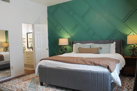 Bed, TV and multimedia, Bedroom, fireplace, locker