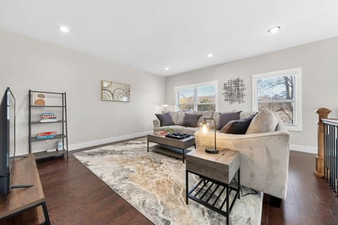 Twin Homes - 8 Bedroom Retreat In Central ATL House in Atlanta