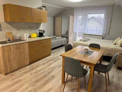 Bed, Coffee/tea facilities, Kitchen or kitchenette, Living room, Seating area, Dining area, Bedroom