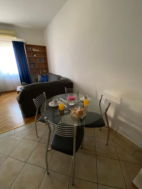 Living room, Food and drinks, Seating area, Dining area, Food, Drinks
