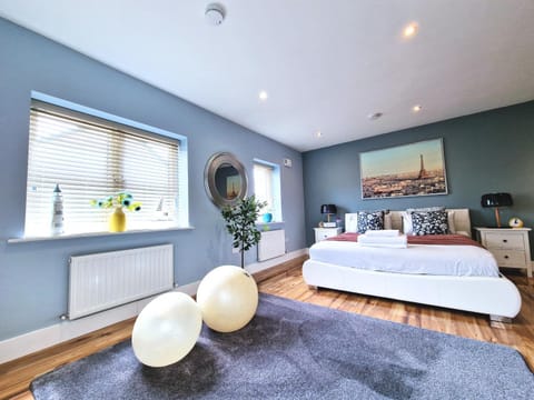 Master bedroom with ensuite Vacation rental in County Dublin