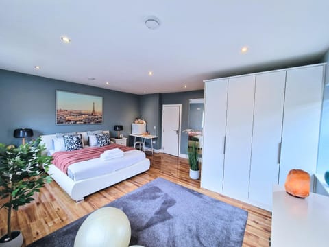 Master bedroom with ensuite Vacation rental in County Dublin