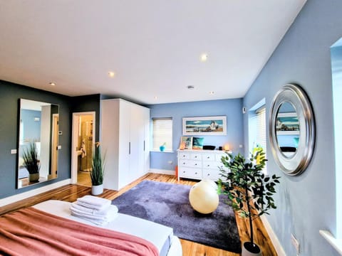 Master bedroom with ensuite Vacation rental in County Dublin