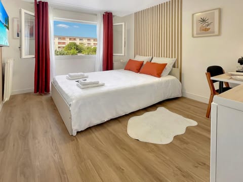Bed, TV and multimedia, Kitchen or kitchenette, Photo of the whole room, Bedroom, hair dresser, towels
