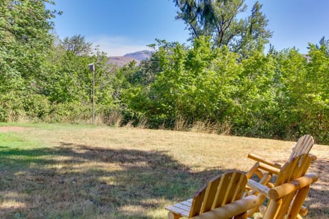 Peaceful and Scenic Cottage Near McKenzie River! House in McKenzie River