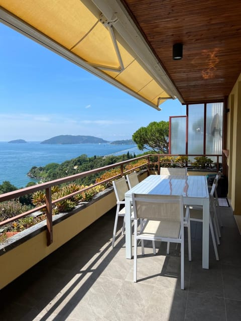 Day, Natural landscape, View (from property/room), Balcony/Terrace, Dining area, Sea view