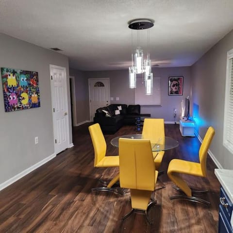 TV and multimedia, Living room, Seating area, Dining area