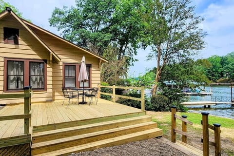 #05 - Lakefront Two Bedroom Cottage- Pet Friendly House in Rockwell