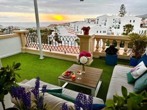 Natural landscape, View (from property/room), Balcony/Terrace, Dining area, Sea view