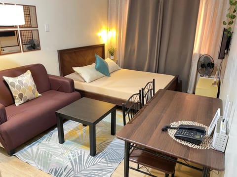 Bed, TV and multimedia, Living room, Photo of the whole room, Seating area, Dining area, Bedroom