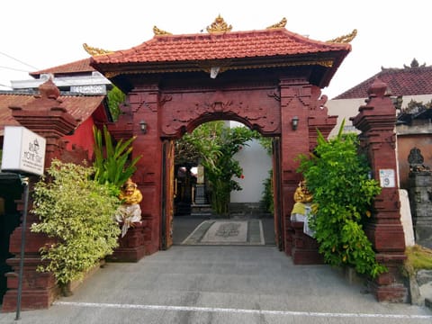 Property building, Facade/entrance, Day, Landmark view