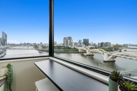 Coffee/tea facilities, Living room, City view, River view