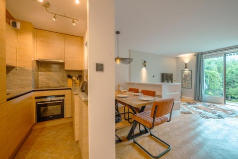 Kitchen or kitchenette, Dining area