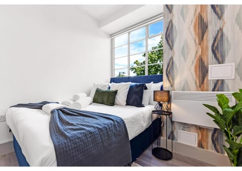 Bed, Seating area, Bedroom