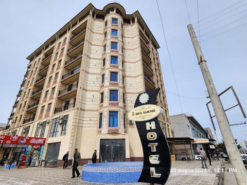 Property building, Communal lounge/ TV room, Day, Neighbourhood, Street view, Location