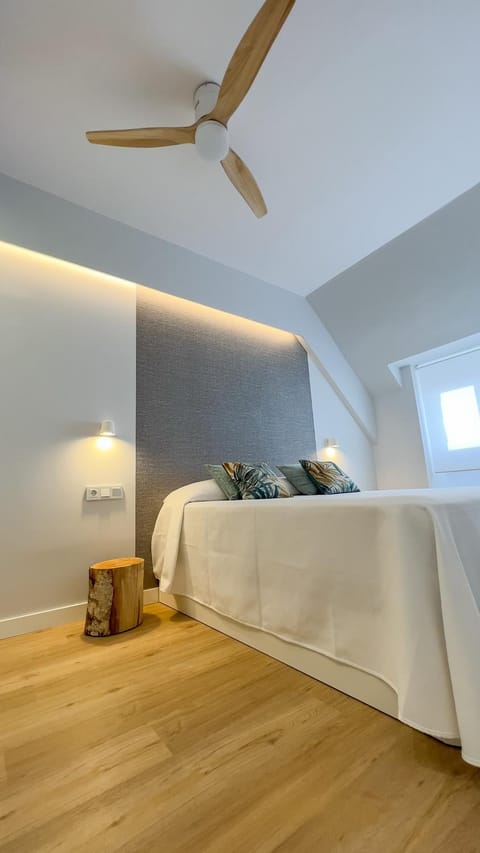 Bed, Photo of the whole room, Bedroom, fireplace