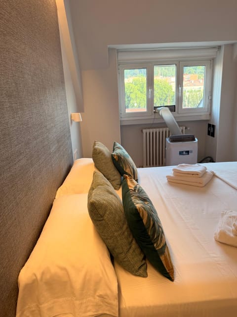 Bedroom, air conditioner