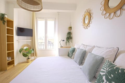 Bed, TV and multimedia, Photo of the whole room, Bedroom