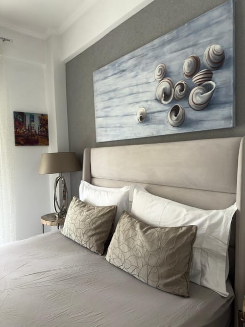 Bed, Photo of the whole room, Decorative detail, Bedroom