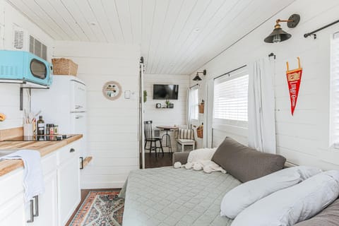 Property building, Bed, TV and multimedia, Decorative detail, Decorative detail, Dining area, Bedroom, minibar, kitchen