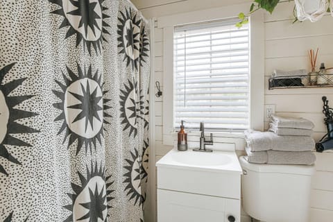 Shower, Bathroom, Decorative detail, Decorative detail, Bath, heating, towels