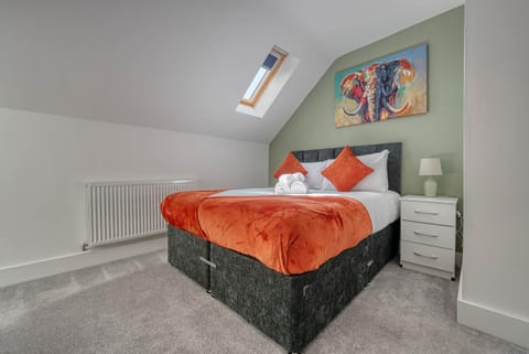 Shower, Toilet, Bed, Photo of the whole room, Bedroom, internet, storage, storage, towels