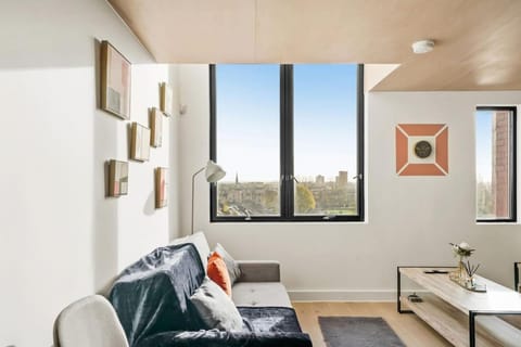 Skygardens - Dazzling Boutique - Roof Garden Apartment in Salford