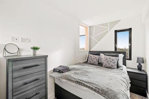 Skygardens - Dazzling Boutique - Roof Garden Apartment in Salford