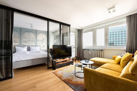 Communal lounge/ TV room, Bed, TV and multimedia, Living room, Photo of the whole room, Seating area, Evening entertainment, Bedroom