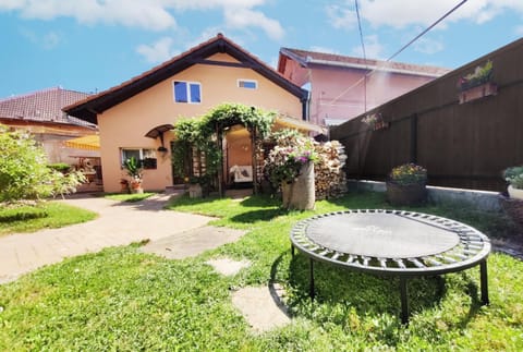 Property building, Patio, Day, Garden, Garden view
