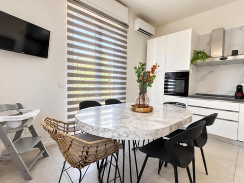 TV and multimedia, Kitchen or kitchenette, Dining area