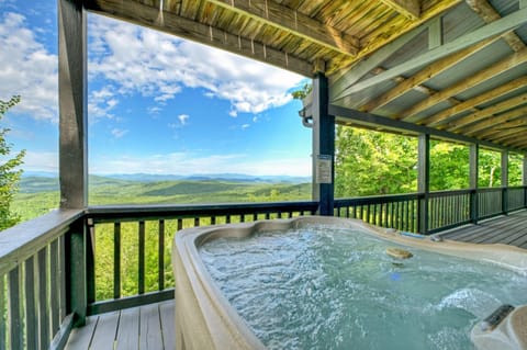 Eagles View Ridge - Gorgeous Mountain Views from the Hot Tub + Firepit House in Union County