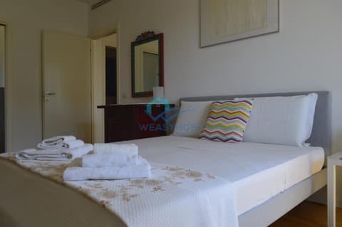 Bed, Bedroom, towels
