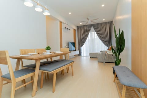 Living room, Seating area, Dining area, fireplace