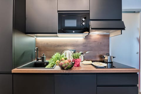 Coffee/tea facilities, Kitchen or kitchenette, dishwasher, minibar, stove