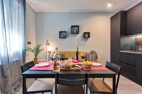 Kitchen or kitchenette, Living room, Seating area, Dining area