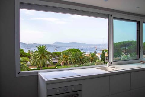 Kitchen or kitchenette, Sea view