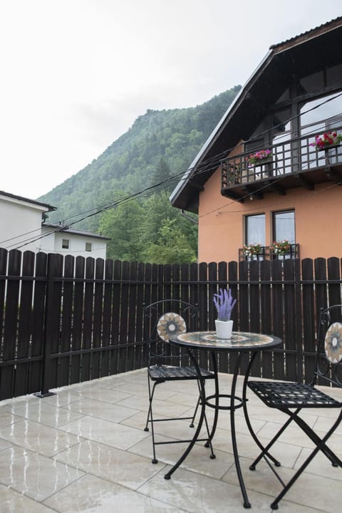 Balcony/Terrace, Mountain view