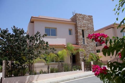 Facade/entrance, Area and facilities